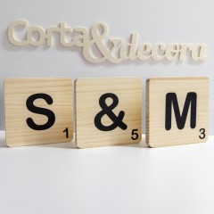 Letras decorativas em madeira de pinho, 2 iniciais e sinal comercial "&" acabamento branco vintage de Cortaydecora | Letras de Madera