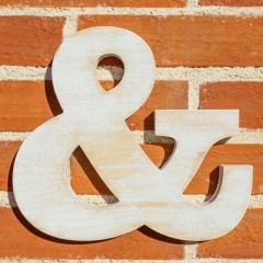 Lettere decorative in legno di pino, 2 iniziali e segno commerciale "&" finitura bianca vintage de Cortaydecora | Letras de Madera