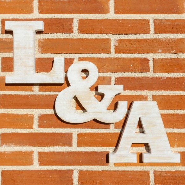 Letras de madera de pino decorativas 2 iniciales y signo ampersand "&" acabado blanco vintage de Cortaydecora | Letras de Madera