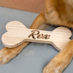 Desenho em madeira de pinho com osso de cão decorativo personalizado con nome de Cortaydecora | Letras de Madera