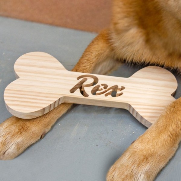 Desenho em madeira de pinho com osso de cão decorativo personalizado con nome de Cortaydecora | Letras de Madera