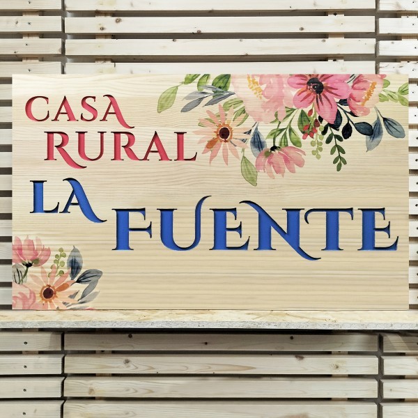 Letrero personalizado de madera de pino con letras en bajorrelieve pintadas a mano de Cortaydecora | Letras de Madera