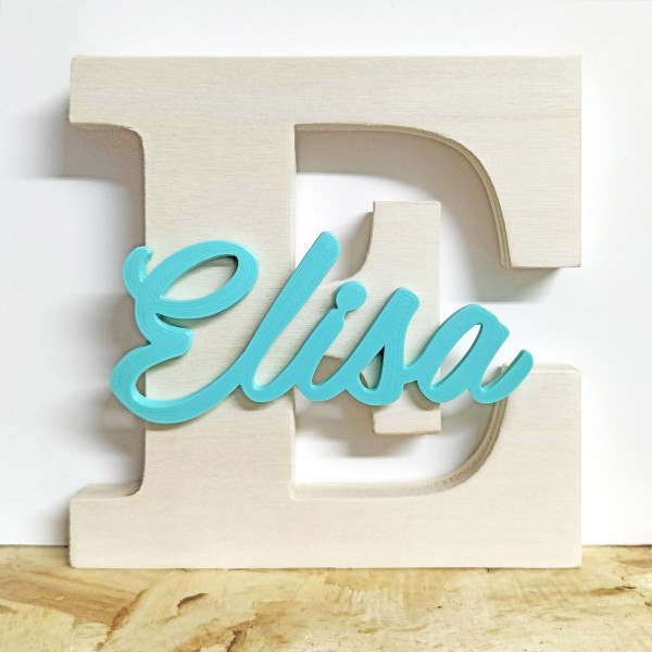 Letra inicial de madera natural con nombre de plástico ecológico PLA colores de Cortaydecora | Letras de Madera