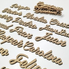 Nombres pequeños de fibra de madera personalizados letras enlazadas para marcasitios de Cortaydecora | Letras de Madera