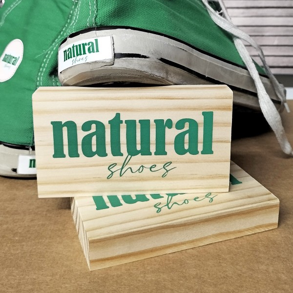 Taco de madera de pino personalizado para comercios, displays PLV marca rotulada de Cortaydecora | Letras de Madera