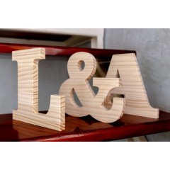 Letras decorativas de madeira com 2 iniciais e sinal comercial "&" em madeira de pinho com acabamento natural de Cortaydecora | Letras de Madera