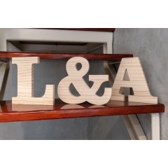 Letras de madera decorativas 2 iniciales y signo ampersand "&" en madera de pino acabado natural de Cortaydecora | Letras de Madera