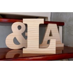 Letras decorativas de madeira com 2 iniciais e sinal comercial "&" em madeira de pinho com acabamento natural de Cortaydecora | Letras de Madera