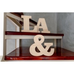 Lettere decorative in legno con 2 iniziali e segno commerciale "&" in legno di pino finitura naturale de Cortaydecora | Letras de Madera