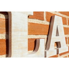 Lettres décoratives en bois de pin finition blanc vintage personnalisées de Cortaydecora | Letras de Madera