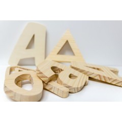 Lettere in legno di pino con finitura naturale personalizzate de Cortaydecora | Letras de Madera