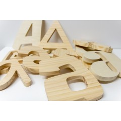 Letras em madeira de pinho com acabamento natural personalizadas de Cortaydecora | Letras de Madera