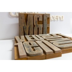 Lettres majuscules décoratives vintage effet acier corten rouillé de Cortaydecora | Letras de Madera