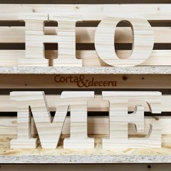 Letras de madera de pino acabado natural personalizadas de Cortaydecora | Letras de Madera