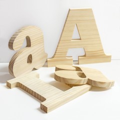 Lettere decorative in legno con 2 iniziali e segno commerciale "&" in legno di pino finitura naturale de Cortaydecora | Letras de Madera