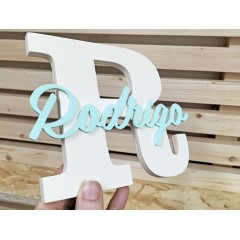 Letra inicial de madera natural con nombre de plástico colores