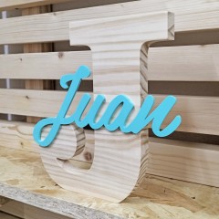 Letra inicial em madeira de pinho natural com nome de plástico ecológico PLA cores de Cortaydecora | Letras de Madera