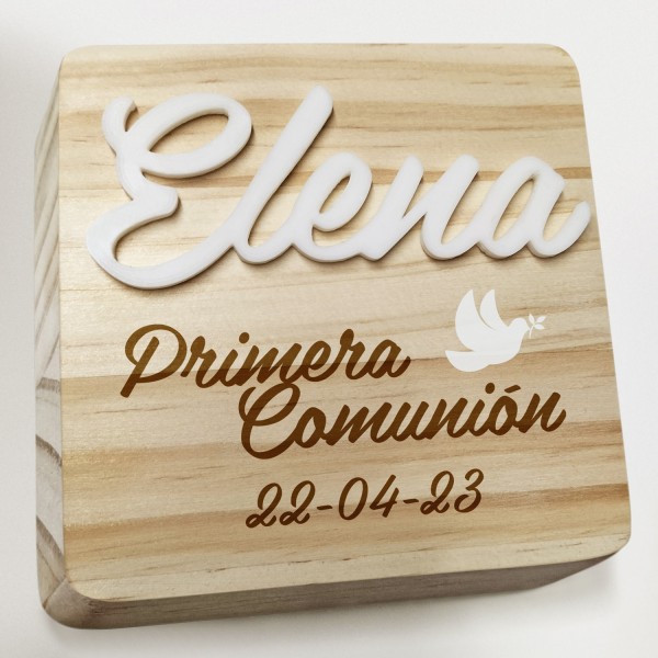 Taco de madera de pino natural recordatorio comunión con nombre en volumen colores y texto grabado de Cortaydecora | Letras de Madera