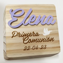 Taco de madera de pino natural recordatorio comunión con nombre en volumen colores y texto grabado de Cortaydecora | Letras de Madera