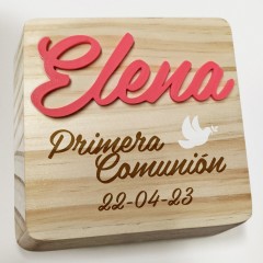 Bloc de rappel de communion en bois de pin naturel avec nom en couleurs volumiques et texte gravé de Cortaydecora | Letras de Madera
