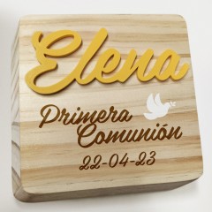 Lembrete de comunhão em bloco de madeira de pinho natural com nome em cores de volume e texto gravado de Cortaydecora | Letras de Madera