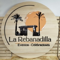 Logotipo corporal feito de madeira de pinho natural personalizada de Cortaydecora | Letras de Madera