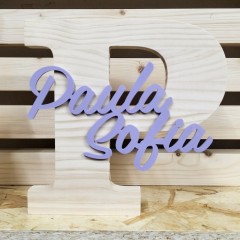Letra inicial de madera de pino natural con nombre de plástico ecológico PLA colores de Cortaydecora | Letras de Madera