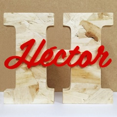 Letra inicial em madeira de pinho branco vintage com nome de plástico ecológico PLA cores de Cortaydecora | Letras de Madera