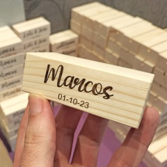 Taco de madera de pino para foto portafotos personalizado con nombre y fecha pintados de Cortaydecora | Letras de Madera