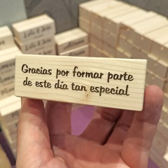 Taco de madera de pino para foto portafotos personalizado con nombre y fecha pintados de Cortaydecora | Letras de Madera