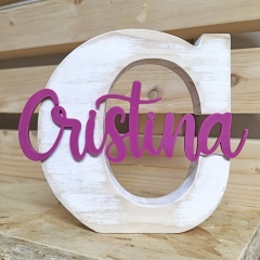 Letra inicial de madera de pino blanco vintage con nombre de plástico ecológico PLA colores de Cortaydecora | Letras de Madera