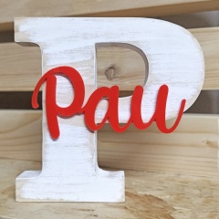 Letra inicial de madera de pino blanco vintage con nombre de plástico ecológico PLA colores de Cortaydecora | Letras de Madera