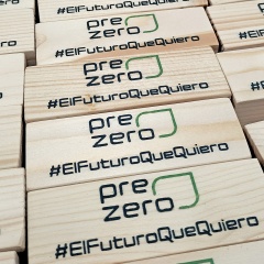 Taco de madera de pino personalizado para comercios, displays PLV marca rotulada de Cortaydecora | Letras de Madera