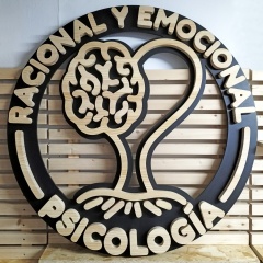 Logotipo corporal feito de madeira de pinho natural personalizada de Cortaydecora | Letras de Madera