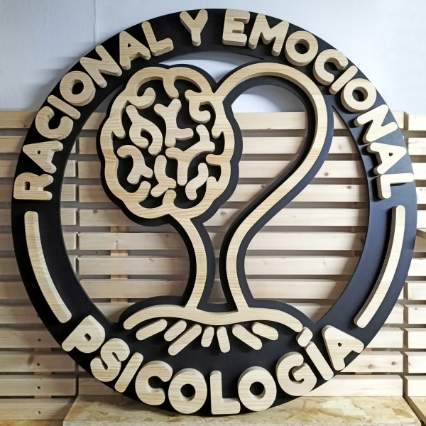 Logotipo corpóreo fabricado en madera de pino natural personalizado de Cortaydecora | Letras de Madera