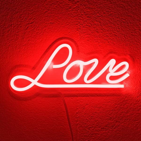 Lámpara neón LED diseño LOVE color a elegir de Cortaydecora | Letras de Madera