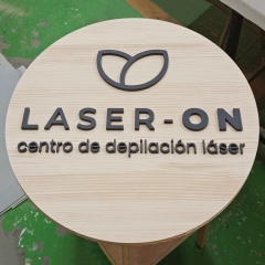 Letrero personalizado de madera de pino con letras corpóreas en volumen de Cortaydecora | Letras de Madera
