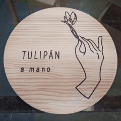 Letrero personalizado de madera de pino con letras en bajorrelieve pintadas a mano de Cortaydecora | Letras de Madera