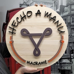 Placa personalizada em madeira de pinho com letras corporais volumosas de Cortaydecora | Letras de Madera