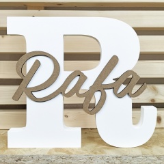 Letra inicial de madeira pintada de branco com nome de fibra de madeira MDF natural de Cortaydecora | Letras de Madera