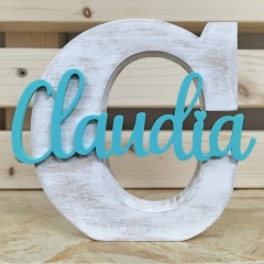 Lettera iniziale in legno di pino bianco vintage con nome in plastica ecologica PLA colori de Cortaydecora | Letras de Madera