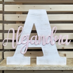 Lettre initiale en bois de pin blanc vintage avec nom en plastique écologique PLA couleurs de Cortaydecora | Letras de Madera