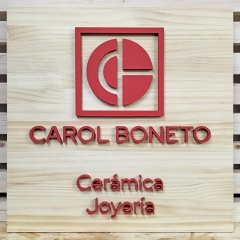 Letrero personalizado de madera de pino con letras corpóreas en volumen de Cortaydecora | Letras de Madera