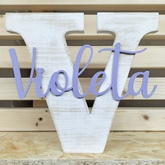 Letra inicial em madeira de pinho branco vintage com nome de plástico ecológico PLA cores de Cortaydecora | Letras de Madera