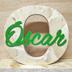 Lettera iniziale in legno truciolare OSB con nome in plastica ecologica PLA colori de Cortaydecora | Letras de Madera