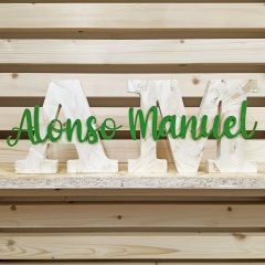 Letra inicial de madera de aglomerado OSB con nombre de plástico ecológico PLA colores de Cortaydecora | Letras de Madera