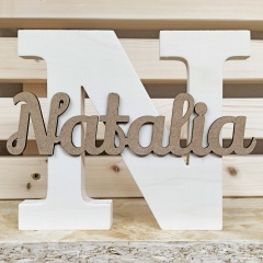 Letra inicial de madera natural con nombre de fibra de madera DM natural de Cortaydecora | Letras de Madera