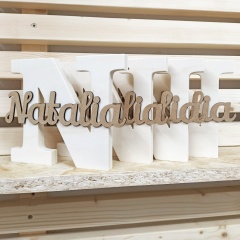 Letra inicial de madera natural con nombre de fibra de madera DM natural de Cortaydecora | Letras de Madera