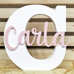 Letra inicial de madera pintada blanco con nombre de plástico ecológico PLA colores de Cortaydecora | Letras de Madera