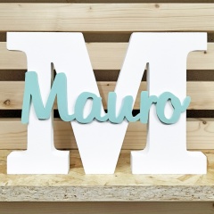 Letra inicial de madera pintada blanco con nombre de plástico ecológico PLA colores de Cortaydecora | Letras de Madera